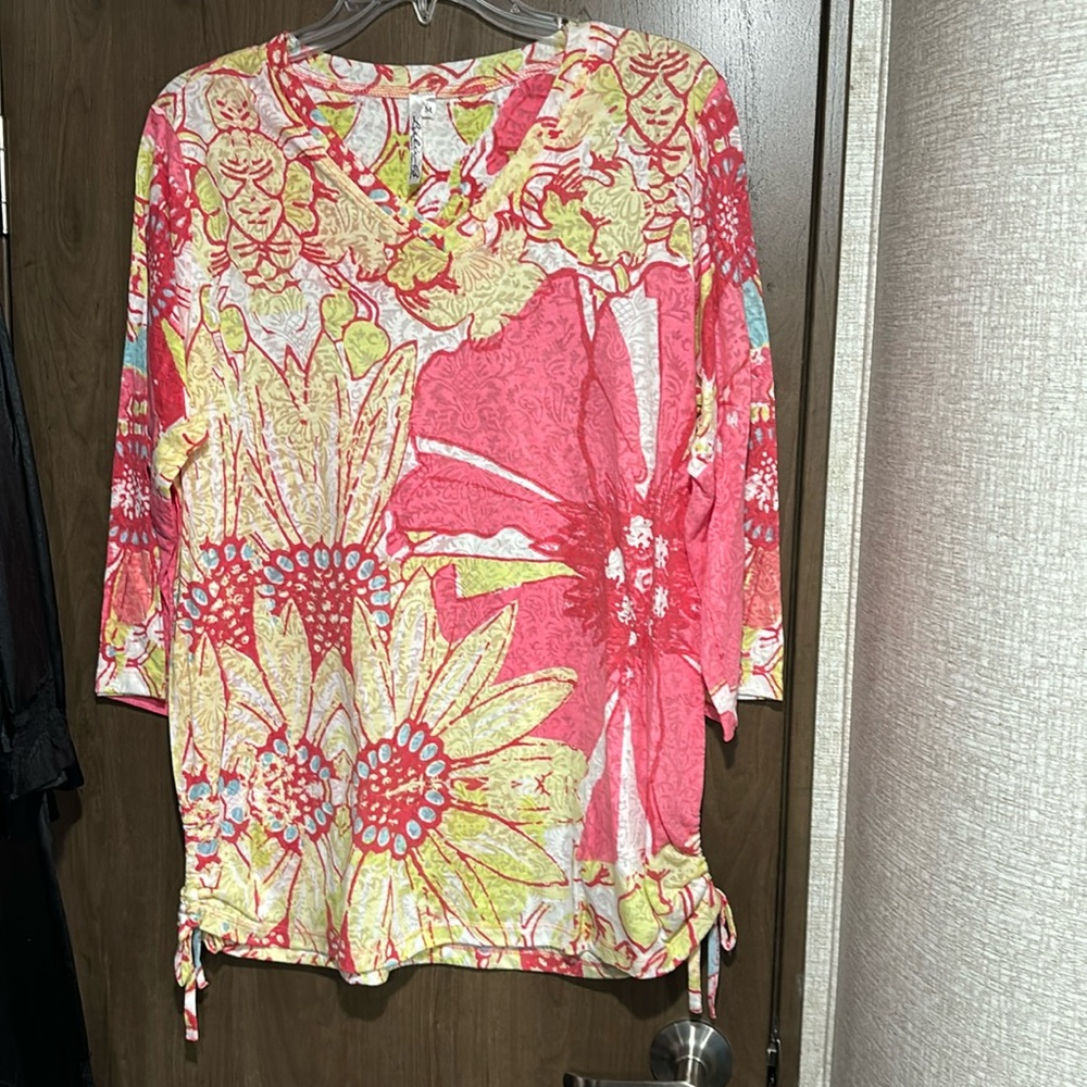 Women’s V Neck T Shirt M
